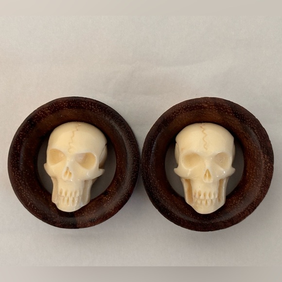 Carved Skull Inside Wooden Tunnel Gauge - Picture 1 of 7